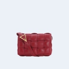 보테가 베네타 패디드 다크레드 카세트백